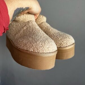 Rock & Candy Cream Ankle Boots size 8 W